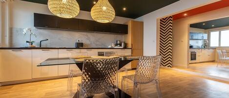 Réfrigérateur, micro-ondes, four, lave-vaisselle