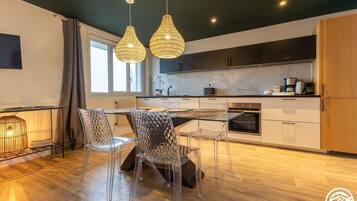 Een koelkast, een microgolfoven, een oven, een vaatwasser