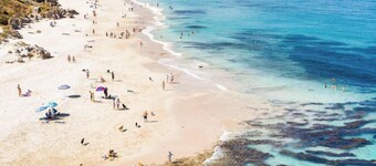 Spacious, pristine abode with ocean views, directly opposite Cott beach & cafes!