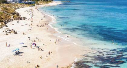 Spacious, pristine abode with ocean views, directly opposite Cott beach & cafes!