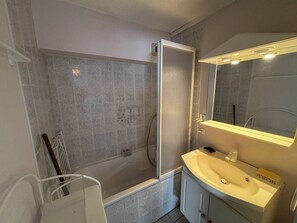 Bathroom - Residence close to the marine lake. (SOUSTONS PLAGE)