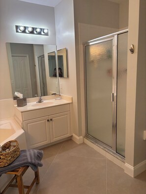 Hair dryer, towels, toilet paper - Are you a Golf Enthusiast ?  If so, this condo is for you! (Naples)
