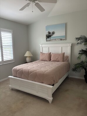 3 bedrooms, iron/ironing board, WiFi, bed sheets - Are you a Golf Enthusiast ?  If so, this condo is for you! (Naples)