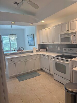 Microwave, oven, stovetop, dishwasher - Are you a Golf Enthusiast ?  If so, this condo is for you! (Naples)
