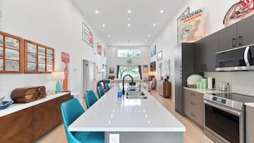 Mikrobølgeovn, ovn, kokeplater og oppvaskmaskin