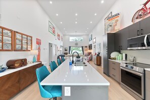 Een microgolfoven, een oven, een kookplaat, een vaatwasser