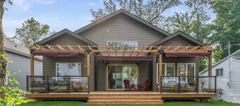 New Waterfront Luxury Cabin on Lake Winnipeg