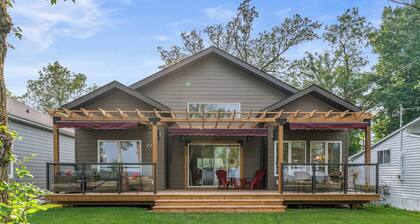 New Waterfront Luxury Cabin on Lake Winnipeg