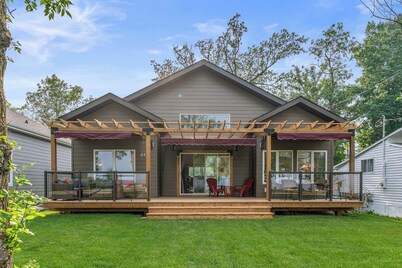 New Waterfront Luxury Cabin on Lake Winnipeg
