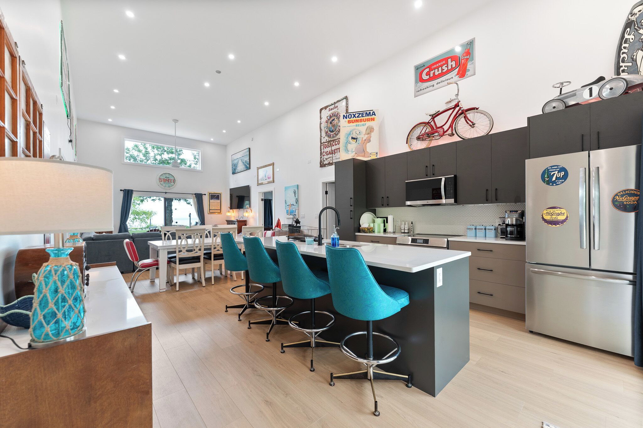 Mikrobølgeovn, ovn, kokeplater og oppvaskmaskin