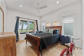 4 bedrooms, iron/ironing board, internet, bed sheets