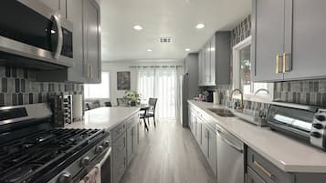 Mikrobølgeovn, ovn, kokeplater og oppvaskmaskin