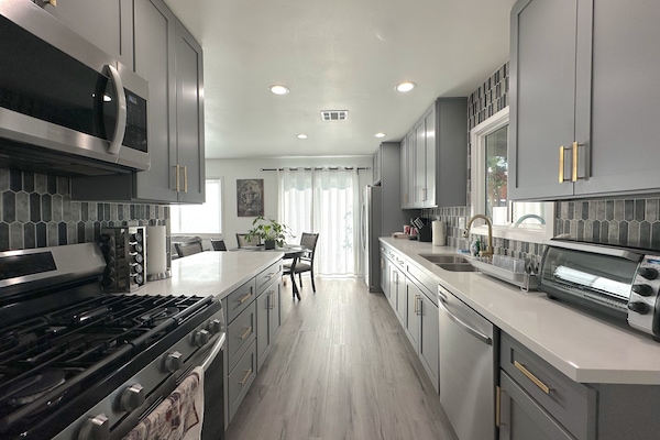 Mikrobølgeovn, ovn, kokeplater og oppvaskmaskin