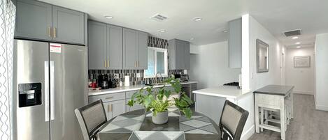 Microondas, horno, placa de cocina y lavavajillas