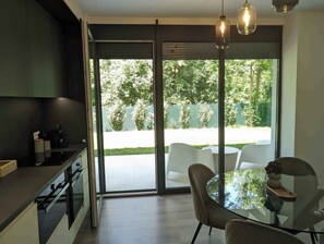 Kühlschrank, Mikrowelle, Ofen, Herdplatte