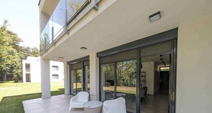 Holiday apartment newly built with WLAN, air conditioning, terrace and direct access to the garden