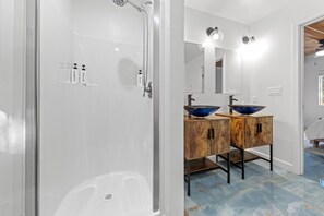 Shower, hair dryer, towels, soap - Luxury Cabin -Hot Tub-Game Room -Apple Hills- Tahoe (Pollock Pines)