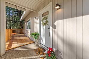 Terrace/patio - Luxury Cabin -Hot Tub-Game Room -Apple Hills- Tahoe (Pollock Pines)