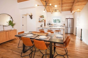 Condo, varias camas, patio, vista a la montaña (Golden Antlers Den) | Restaurantes