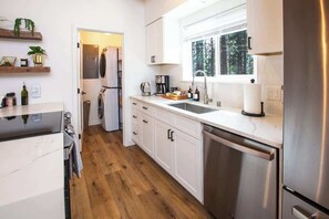 Apartamento, varias camas, patio, vistas a la montaña (Golden Antlers Den) | Cocina privada | Frigorífico, microondas, horno y placa de cocina