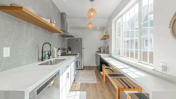 Casa, diversos llits, pati, vistes al jardí (Stylish 2-Bdr walking distance to Dwt) | Cuina privada | Frigorífic, microones, forn i placa de cuina