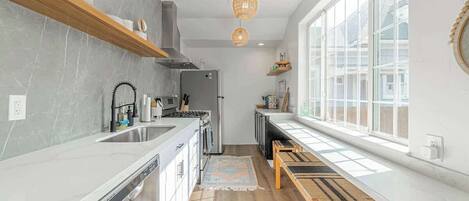 Casa, varias camas, patio, vista al jardín (Stylish 2-Bdr walking distance to Dwt) | Cocina privada | Refrigerador, microondas, horno y parrilla de estufa