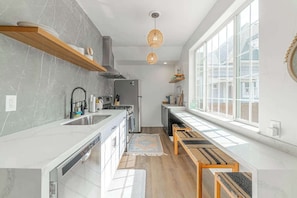 Casa, varias camas, patio, vista al jardín (Stylish 2-Bdr walking distance to Dwt) | Cocina privada | Refrigerador, microondas, horno y parrilla de estufa
