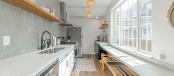 Stylish 2-bedroom Walking Distance to Downtown