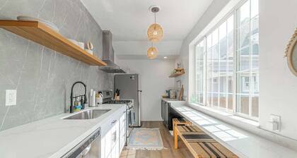 Stylish 2-bedroom Walking Distance to Downtown