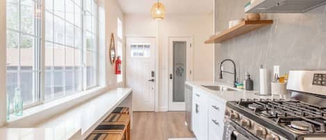 House, Berbilang Katil, Patio, Garden View (Stylish 2-Bdr walking distance to Dwt) | Dapur peribadi | Peti sejuk, ketuhar gelombang mikro, ketuhar, dapur