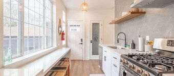 Stylish 2-bedroom Walking Distance to Downtown