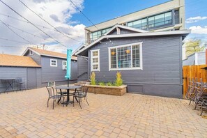 Outdoor dining - Modern 1-br Apartment Close to Downtown Vibes (Reno)