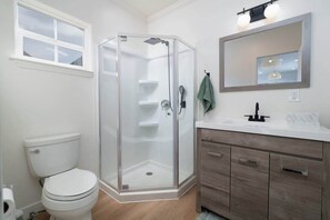 House, 1 King Bed, Patio, City View (Modern 1-BR Apartment Close to Dtwn) | Bathroom - Modern 1-br Apartment Close to Downtown Vibes (Reno)