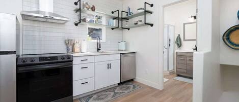 House, 1 King Bed, Patio, City View (Modern 1-BR Apartment Close to Dtwn) | Private kitchen