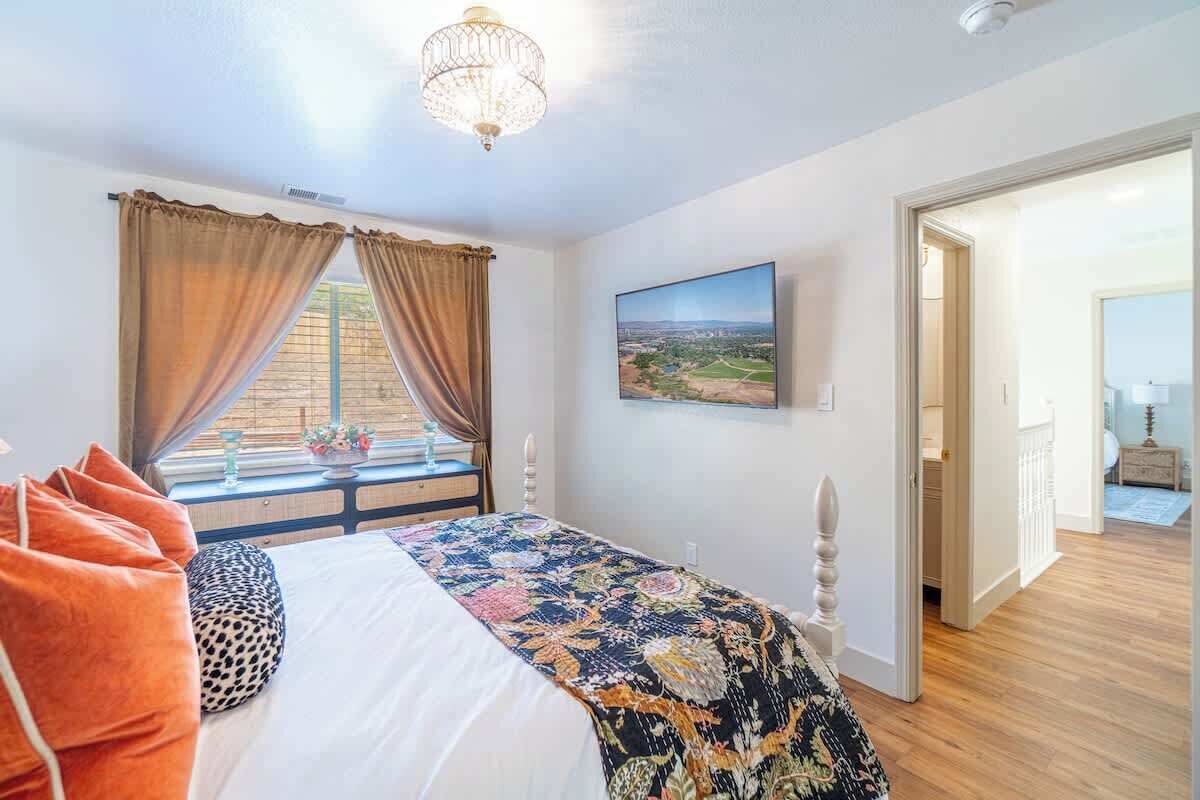 Casa, varias camas, patio, vista al jardín (The Deco Retreat - UNR - Pet Friendly) | 3 habitaciones y ropa de cama 