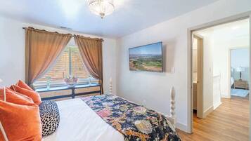 Rumah, Beberapa Tempat Tidur, patio, pemandangan kebun (The Deco Retreat - UNR - Pet Friendly) | 3 kamar tidur dan seprai linen