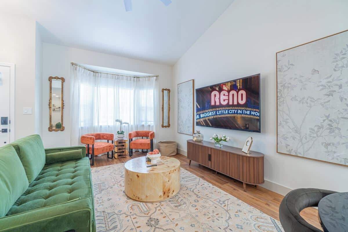 Casa, varias camas, patio, vista al jardín (The Deco Retreat - UNR - Pet Friendly) | Área de sala de estar | Televisión de 40 pulgadas con canales digitales 