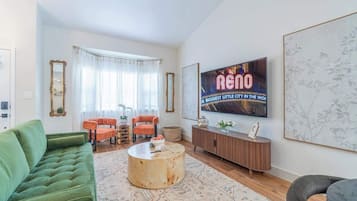 Rumah, Beberapa Tempat Tidur, patio, pemandangan kebun (The Deco Retreat - UNR - Pet Friendly) | Area keluarga | Televisi 40-inci dengan saluran TV digital