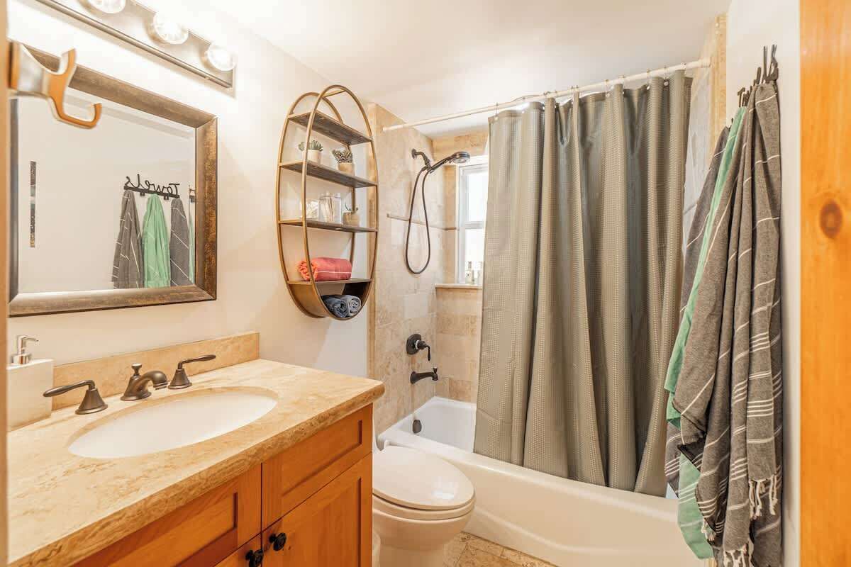 Un baño con lavamanos, inodoro y bañera.