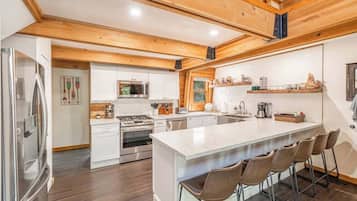 Hytte, flere senger, spabadekar, fjellutsikt (Canoe Cabin) | Eget kjøkken