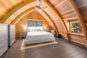 Ferienhütte, Mehrere Betten, Whirlpool, Bergblick (Canoe Cabin)