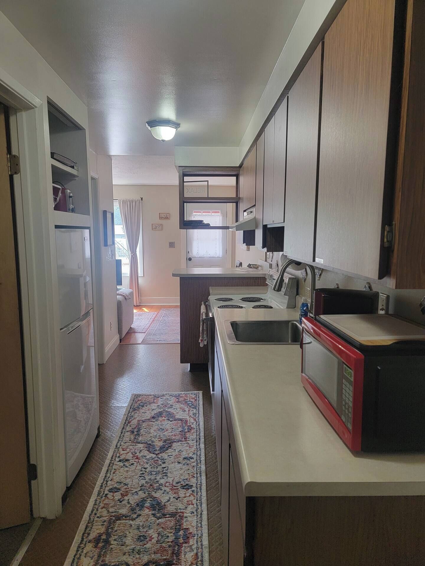 Jääkaappi, mikroaaltouuni, uuni, liesi