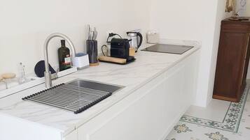 Køleskab, kogeplade, opvaskemaskine, kaffe-/temaskine