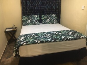 3 habitaciones, tabla de planchar con plancha, wifi y ropa de cama 