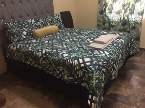 3 bedrooms, iron/ironing board, WiFi, bed sheets - Chobe Oasis Guest House (Kasane)