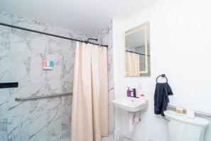 Deluxe Single Room, City View | Bathroom | Free toiletries, towels, shampoo, toilet paper - Metro Park Hotel (Miami)