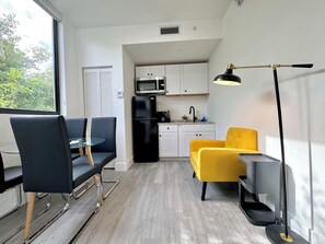 Comfort-studio, kaupunkinäköala | Yksityinen keittiö | Jääkaappi, mikroaaltouuni, liesi, syöttötuoli