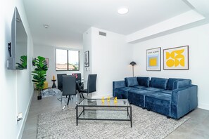 Deluxe Single Room, City View | Living area | TV - Metro Park Hotel (Miami)