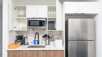 Deluxe Single Room, City View | Private kitchen