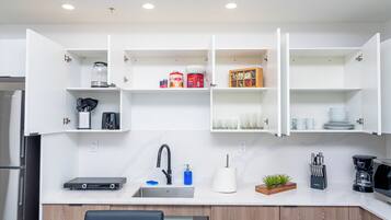 Superior Double Room | Private kitchen | Fridge, microwave, stovetop, highchair